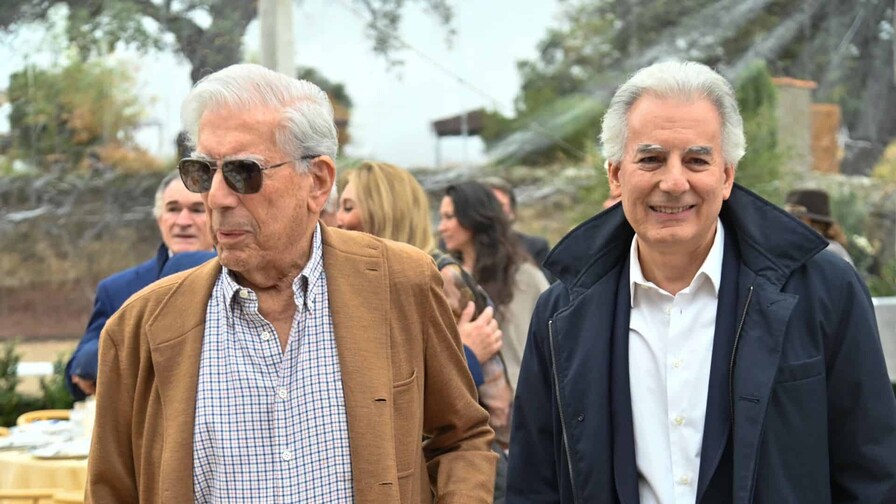 El hijo mayor de Mario Vargas Llosa hereda título de marqués concedido por rey de España
