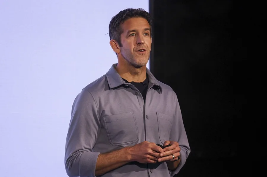 Quién es John Ternus, el ingeniero que asumirá las riendas de Apple tras la era de Tim Cook