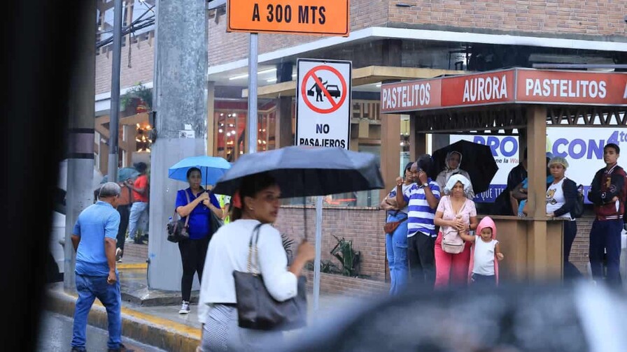 Vaguada provoca lluvias desde tempranas horas de este martes
