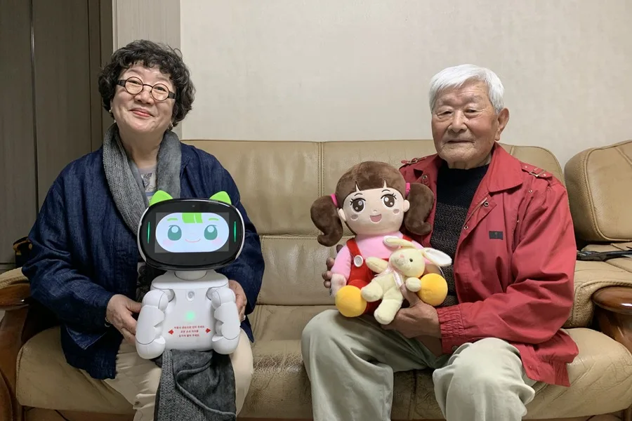 Corea del Sur usa muñecos con IA como asistentes para personas mayores que viven solas