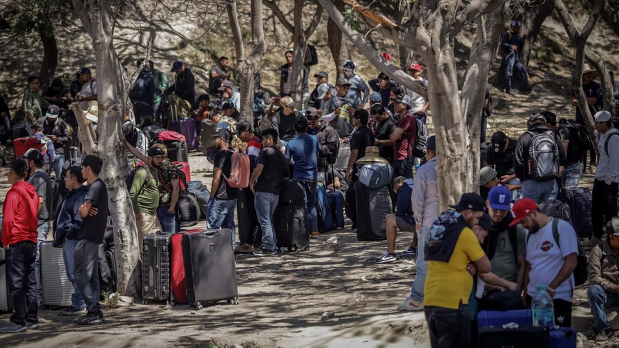 Los jornaleros mexicanos cruzan a EE. UU. para la cosecha agrícola entre temor y necesidad