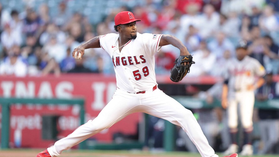 José Soriano domina por ocho entradas y mejora a 3-0 en la temporada