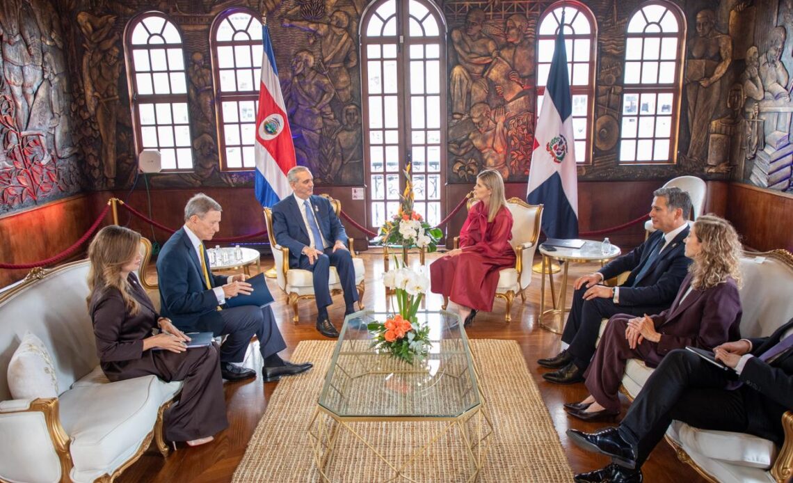 Abinader sostiene reunión bilateral con la mandataria electa de Costa Rica, Laura Fernández