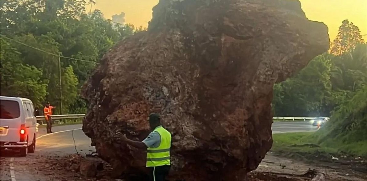 Cae roca gigante en autopista Nordeste y afecta circulación: recomendaciones