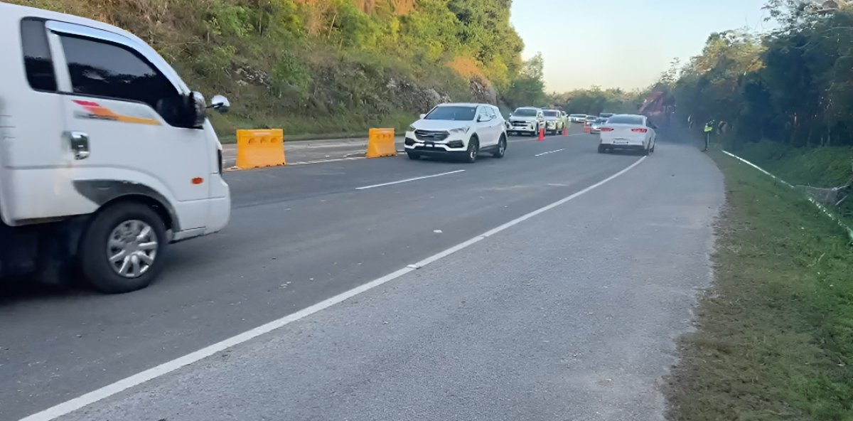 Restablecen tránsito en el tramo Majagual de la carretera Juan Pablo II tras caída de roca