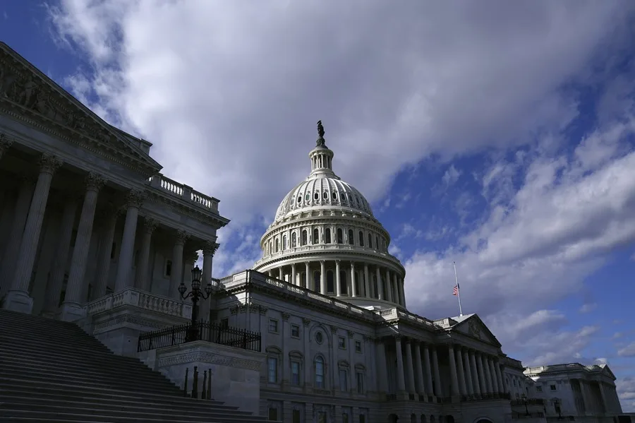 El Senado de EE.UU. aprueba un proyecto para intentar limitar los poderes de guerra de Trump sobre Irán
