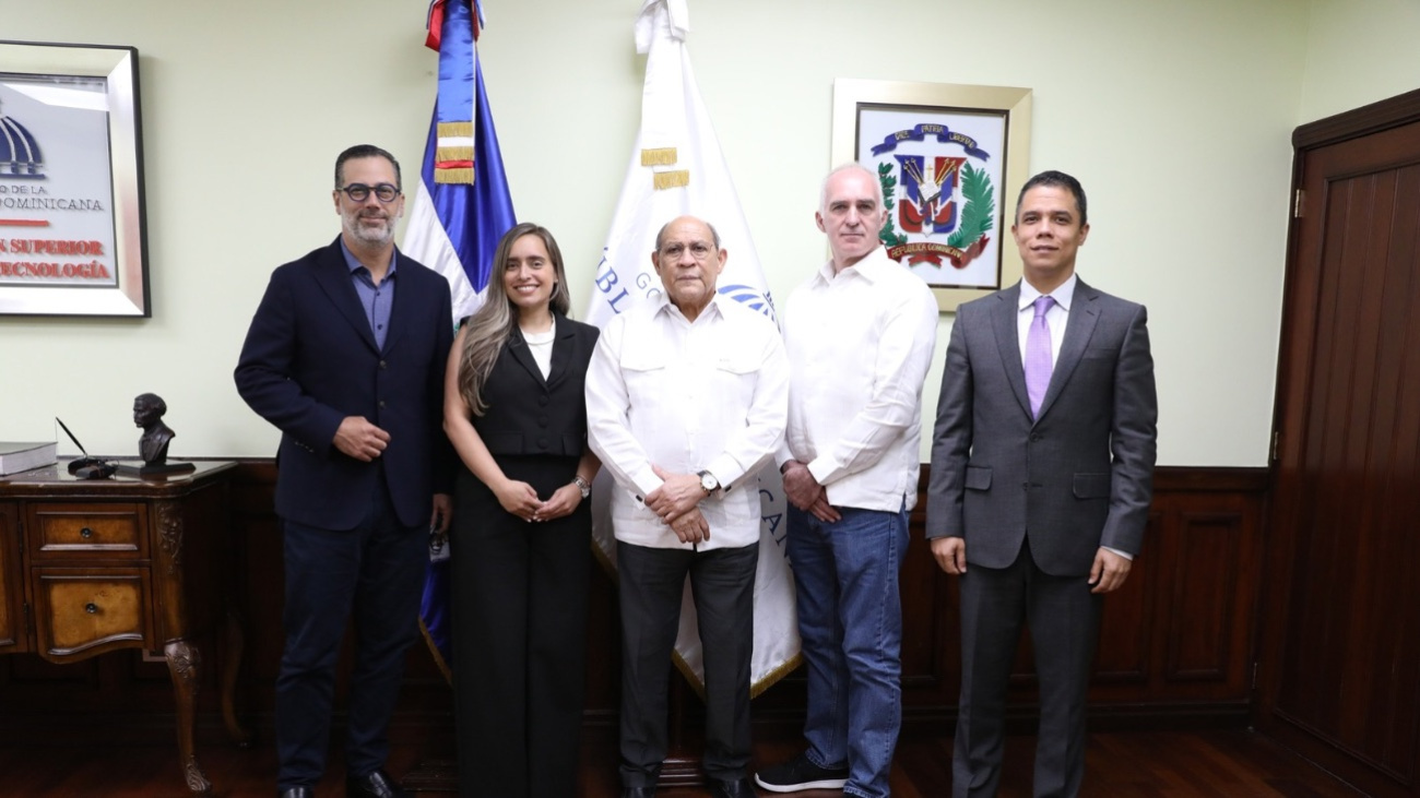 Mescyt y Arajet impulsan alianza para formar pilotos, mecánicos y tripulación aérea en RD