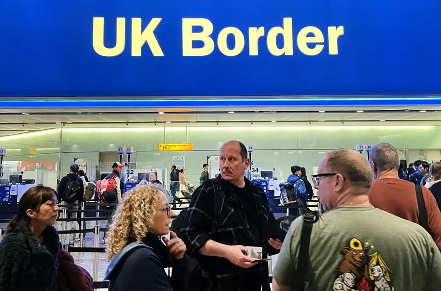 La migración neta en el Reino Unido cae un 48 % en 2025 y se sitúa en 171.000 personas