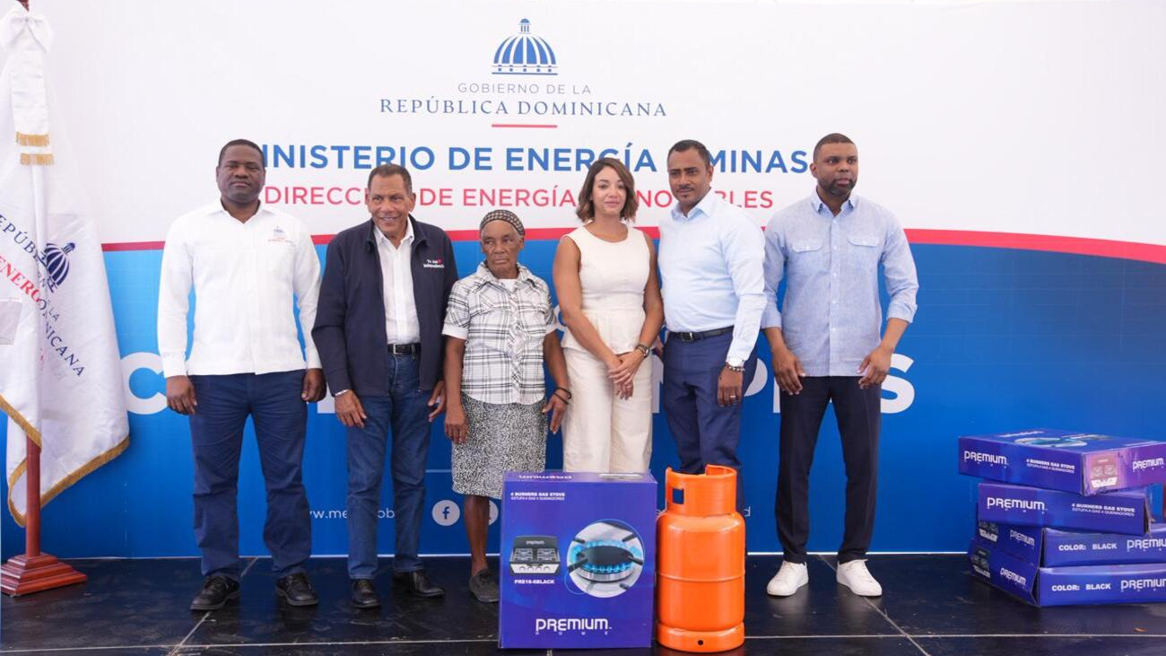 Energía y Minas beneficia hogares de la provincia Independencia con entrega de kits de cocinas limpias