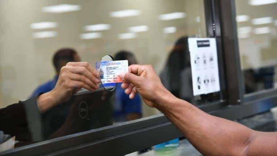 Presidente Abinader amplía vigencia de las licencias de conducir para mayores de 65 años