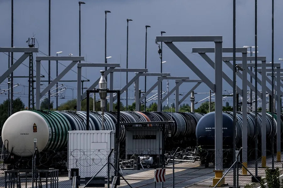 El brent sube un 3 % y supera los 109 dólares, mientras Europa acentúa su caída