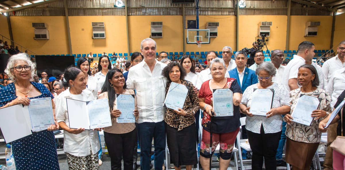 Luis Abinader lleva 1,279 títulos a familias Haina