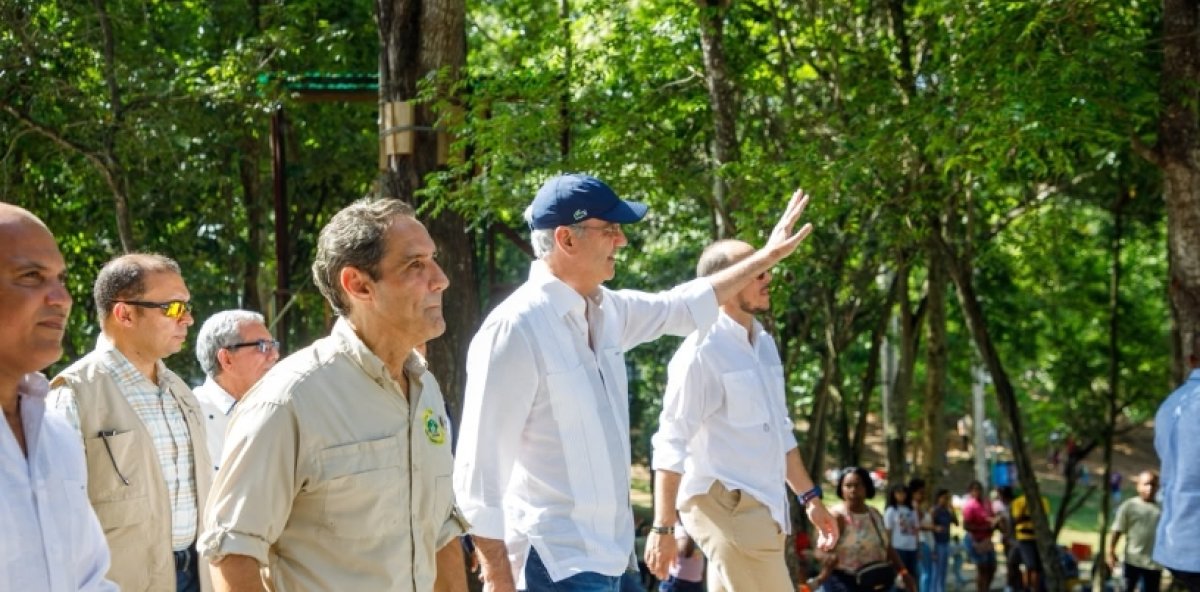 Luis Abinader conoce planes de expansión del Zoológico