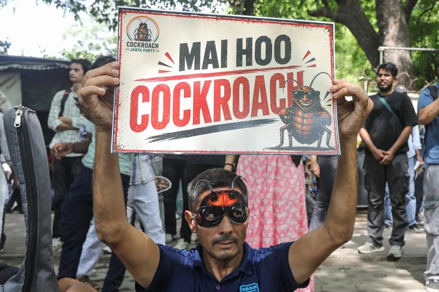 El Partido de las Cucarachas salta de internet a la calle en su primera protesta en India