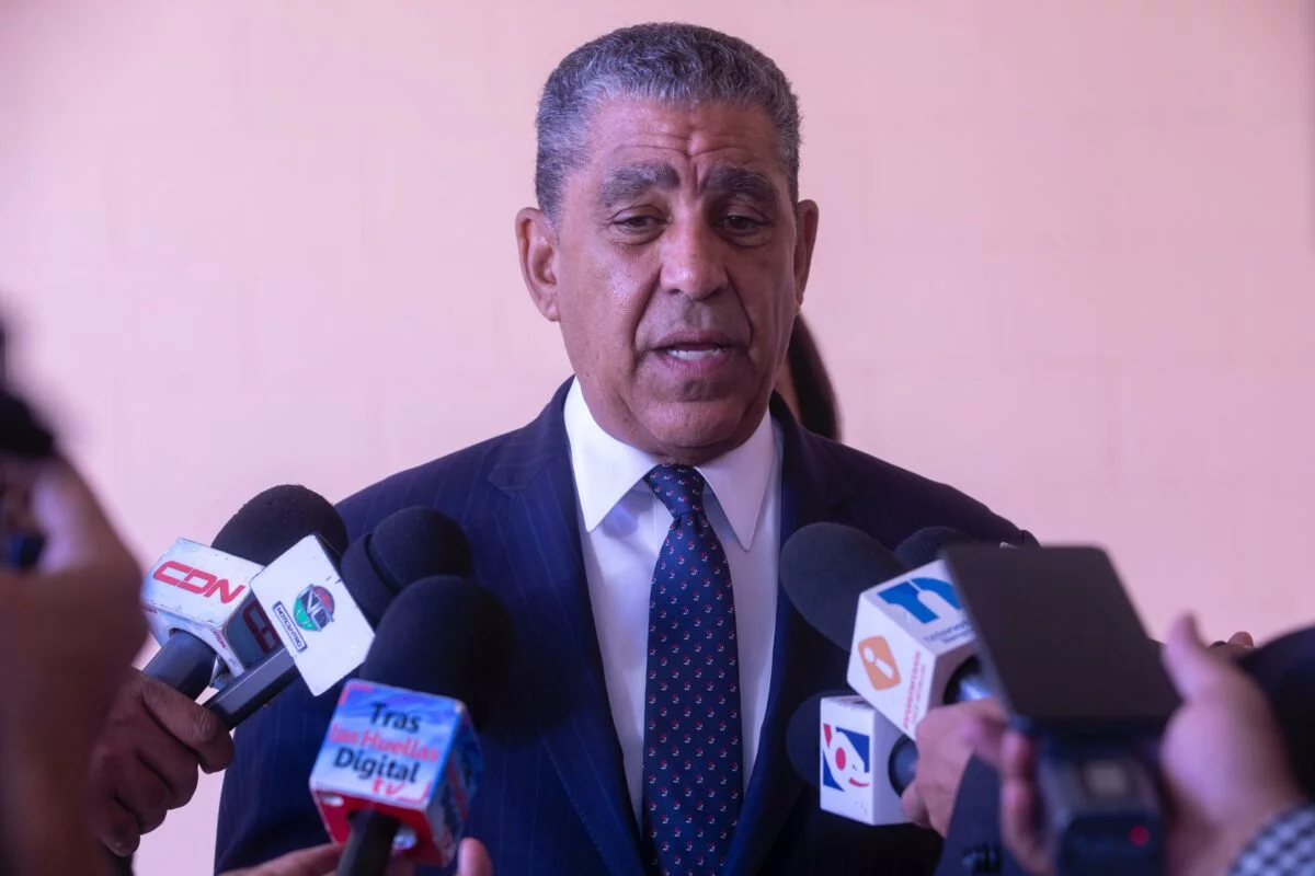 Adriano Espaillat anuncia su retiro del escenario público tras su derrota ante Avila Chevalier