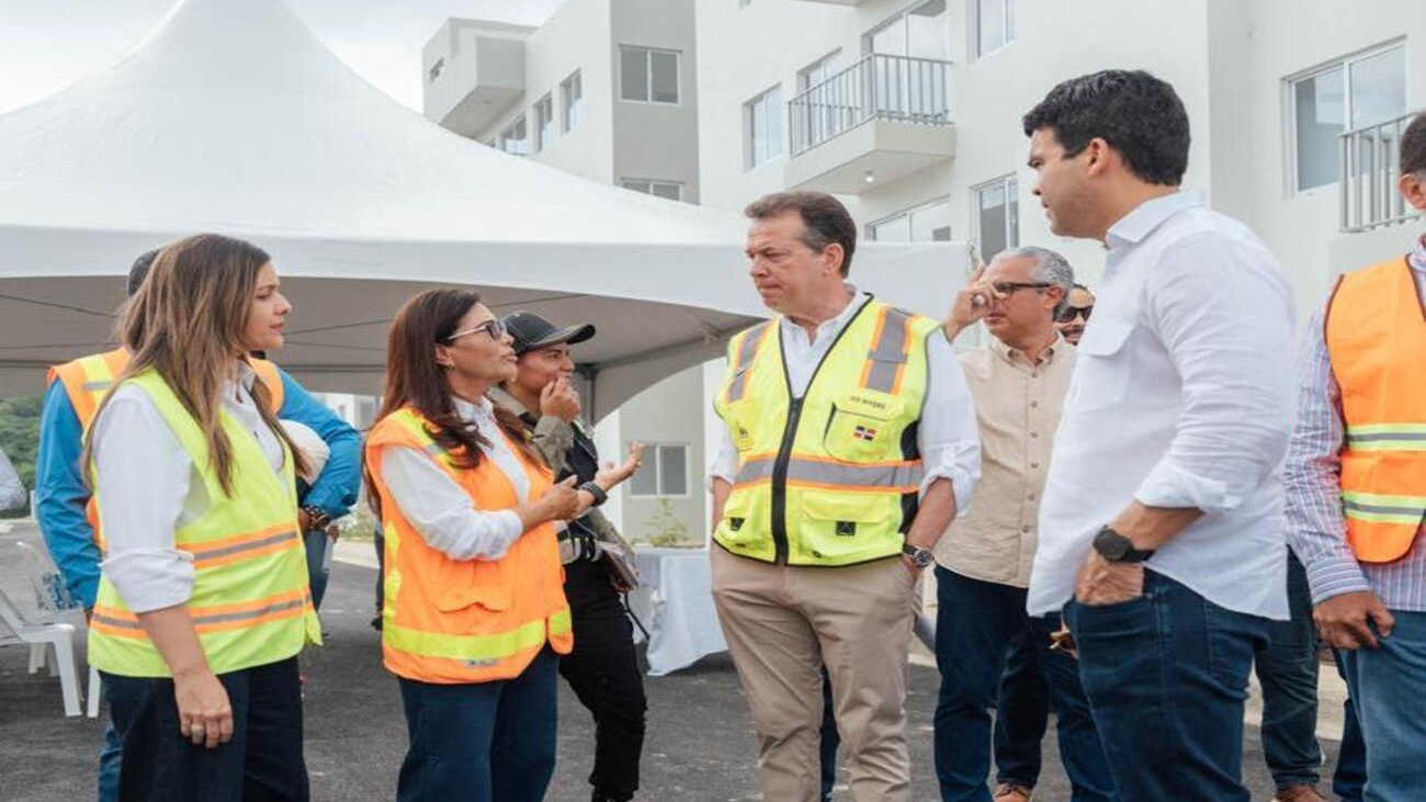 Ministro Ito Bisonó desarrolla agenda de trabajo en Santiago y Santiago Rodríguez; supervisa reparación de viviendas en La Ceibita