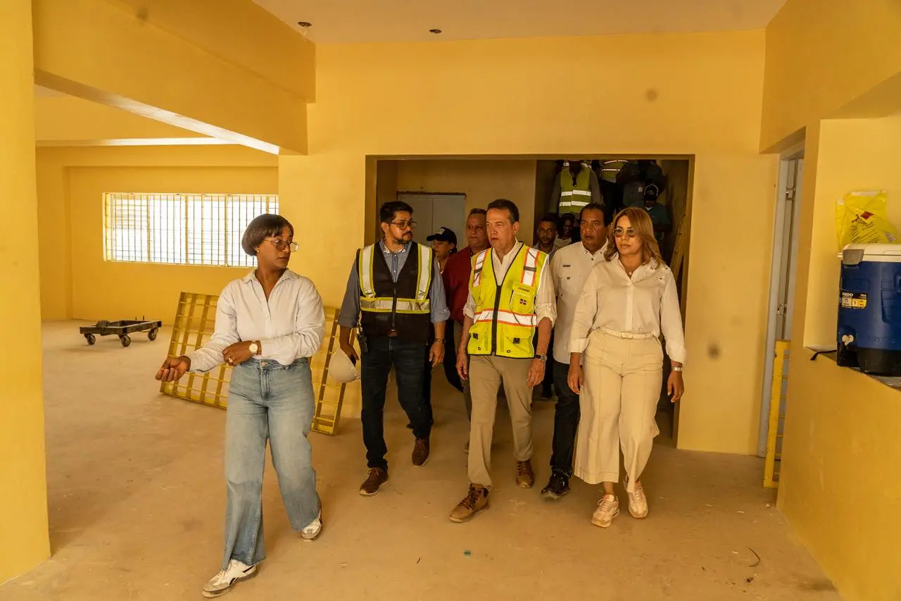 Ministro Bisonó supervisa construcción de obras en La Altagracia
