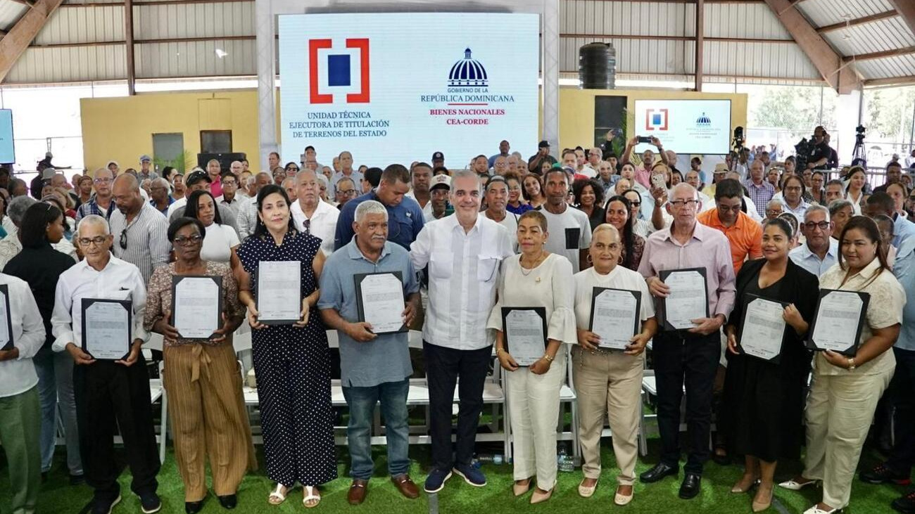 Presidente Abinader entrega 400 certificados de títulos de propiedad en Pepillo Salcedo, llevando seguridad jurídica y nuevas oportunidades de desarrollo a unas 1,600 personas
