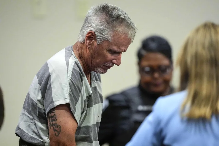 Un juez de Estados Unidos sentencia a 15 años de prisión al padre del autor de un tiroteo escolar