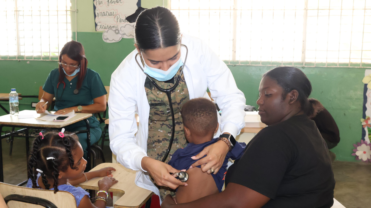 Desarrollo de la Comunidad y Ejército RD llevan jornada de asistencia médica y social a familias vulnerables de Barahona