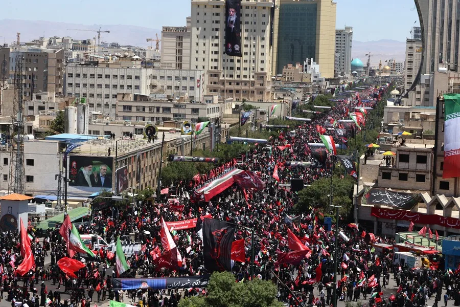 Irán da su último adiós a Jameneí con un multitudinario entierro en Mashad