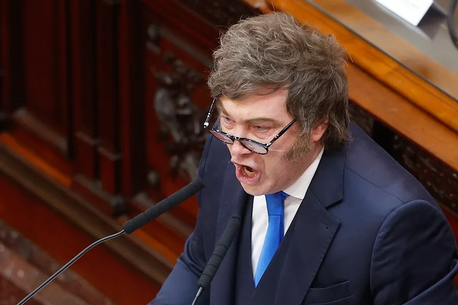 Milei firma un decreto para expulsar a extranjeros que agravien a los argentinos