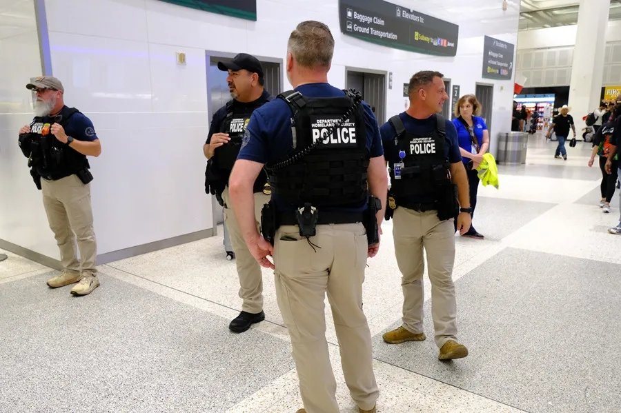 Aumentan los operativos migratorios en aeropuertos de EE. UU., según New York Times