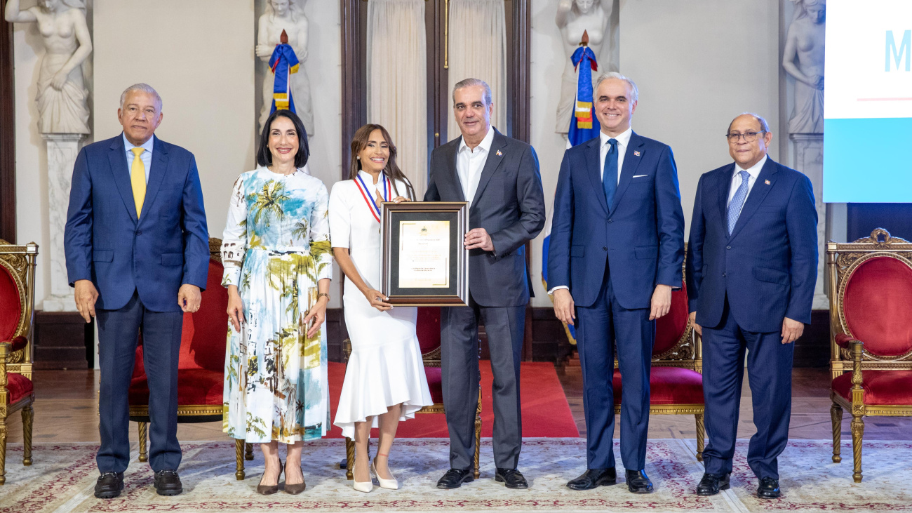 Presidente Abinader entrega Medalla al Mérito Magisterial 2026