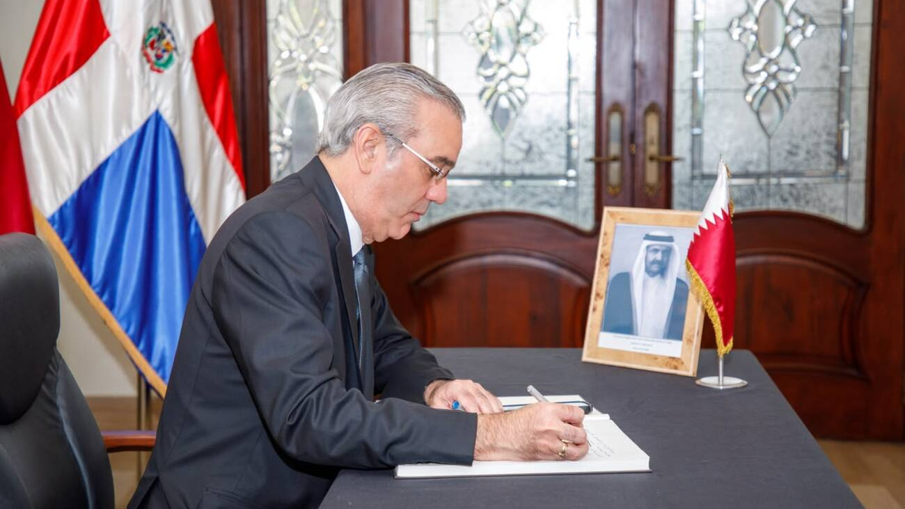 Presidente Abinader firma libro de condolencias por el fallecimiento de su alteza, el Emir Padre Sheikh Hamad Bin Khalifa Al Thani