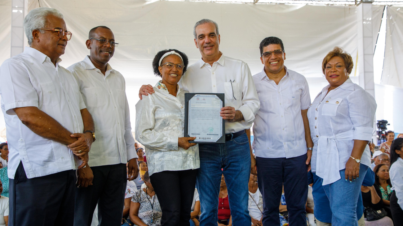 Presidente Abinader entrega 1,000 títulos de propiedad que garantizan seguridad jurídica a más de 4,000 personas en Los Frailes de Santo Domingo Este