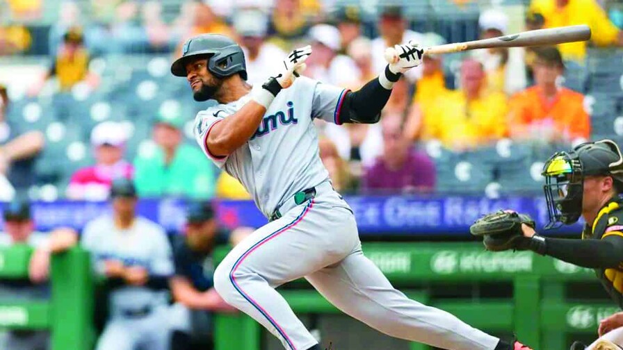 Otto López queda a un jonrón de batear para el ciclo y sigue líder de bateo de la MLB