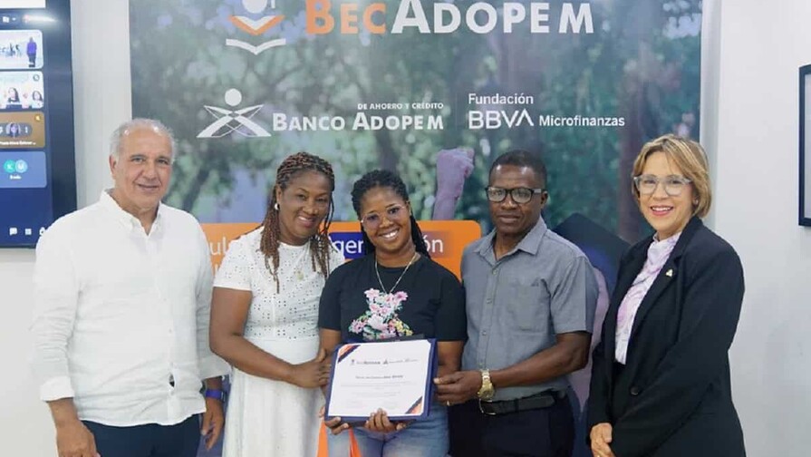 Banco Adopem celebra la entrega de la primera edición de sus becas universitarias