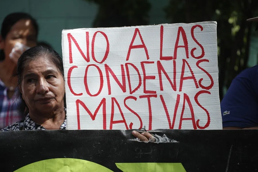 Un grupo de salvadoreños protesta por un juicio masivo y pide que los procesos penales sean transparentes