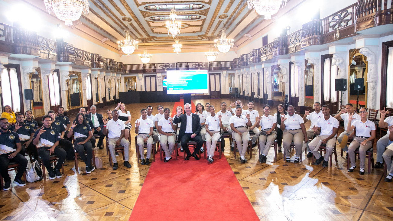 Presidente Abinader se reúne con 53 estudiantes sordos que completaron su formación en inteligencia artificial