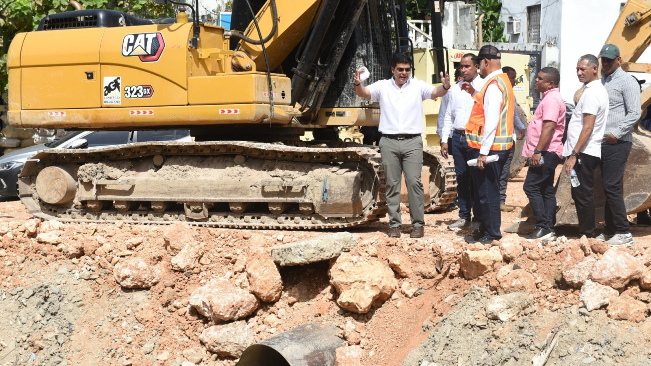 Director de la Caasd supervisa avance de trabajos en cañada Juan Valdez y Los Girasoles en el DN