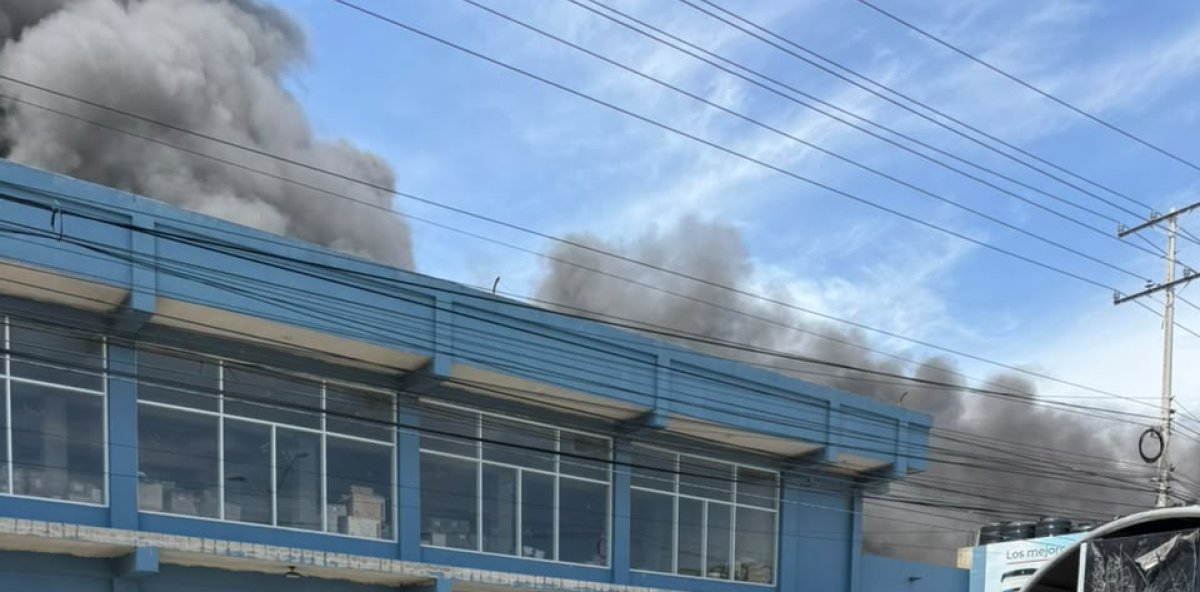 Policía apresa 17 personas por saqueo de electrodomésticos en medio de incendio en L&R Comercial