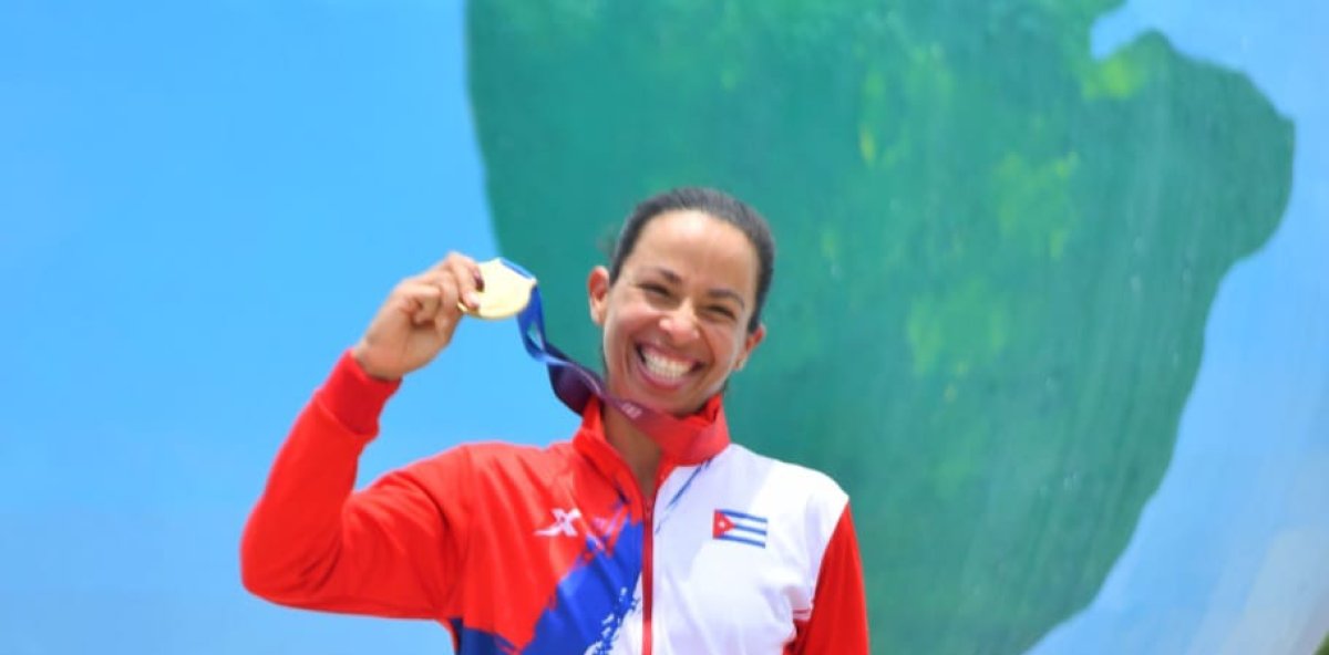 Marlies Mejías conquista la medalla de oro en ciclismo de ruta femenino