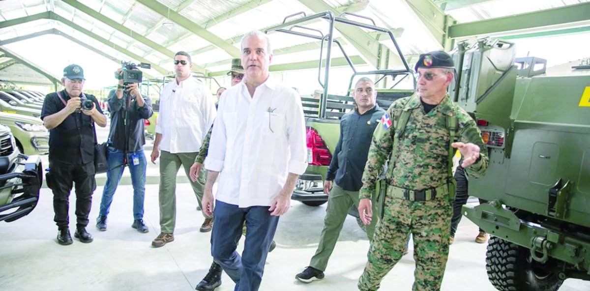 Presidente Abinader inaugura obras y se reúne con estudiantes
