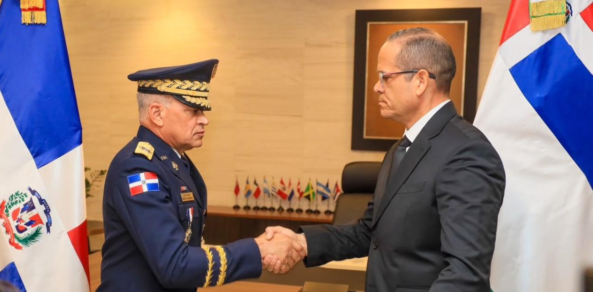 Con 39 años de servicio, Ernesto Rodríguez García recibe la bandera de la Policía Nacional