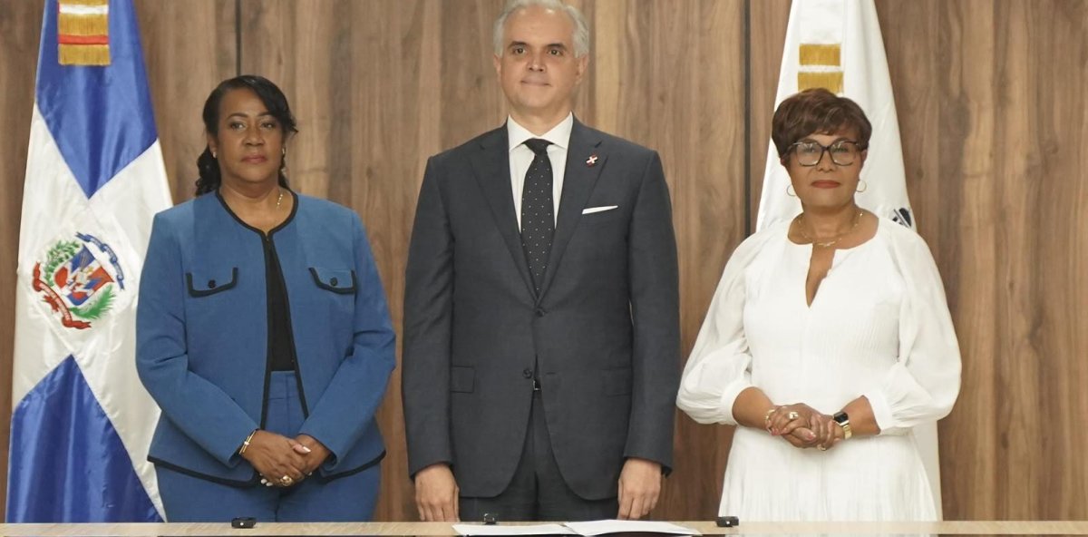 Ministro de Educación juramenta a Xiomara Guante como directora del Inaipi