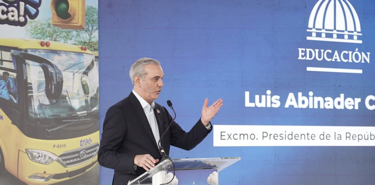 Luis Abinader llama a estudiantes a aprovechar cada día de clases