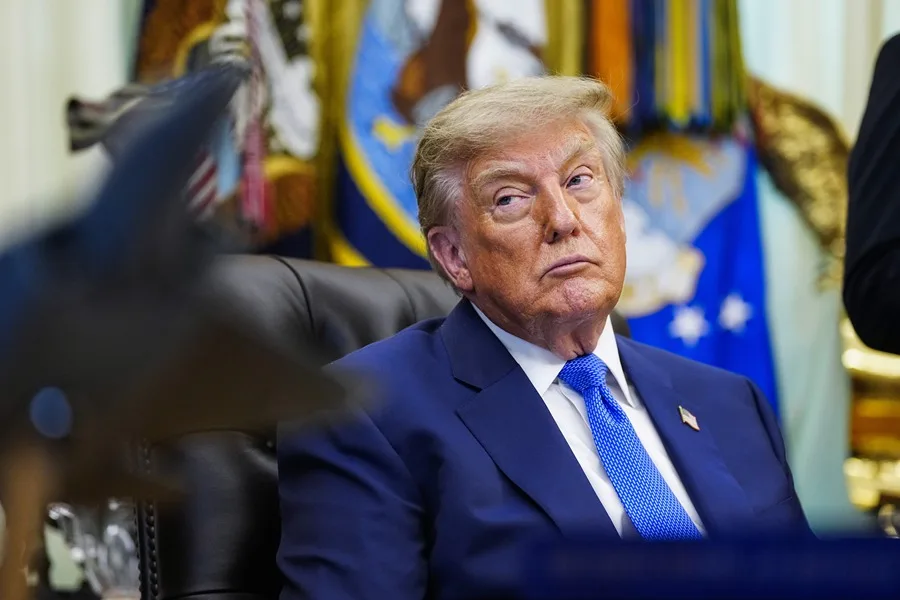 Trump afirma que EE.UU. controla el estrecho de Ormuz mientras Irán amenaza con mantenerlo cerrado
