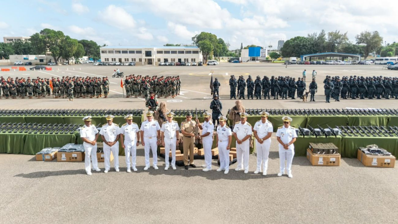 Ministerio de Defensa fortalece capacidades de la Armada y la Fuerza Aérea con entrega de equipos militares y uniformes