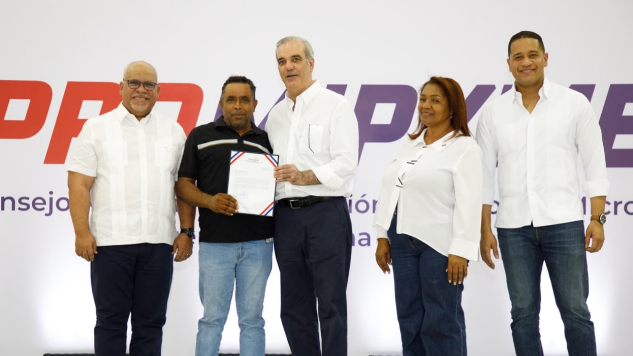 Presidente Abinader entrega RD 85 millones a 400 microempresarios y anuncia ampliación del Programa “Tu Firma es tu Garantía”