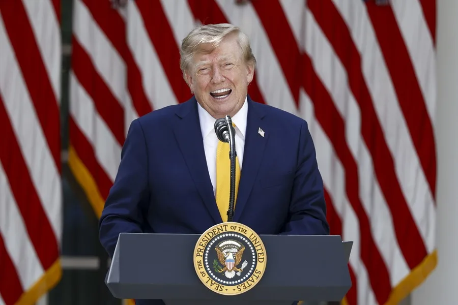 Trump planea una nueva tarifa de 100.000 dólares para trabajadores con visa H-1B en EE.UU.