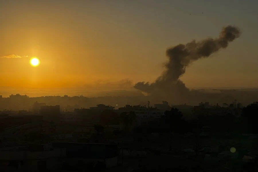 Israel bombardea una planta desalinizadora y dos casas en la Franja, y mata a una persona
