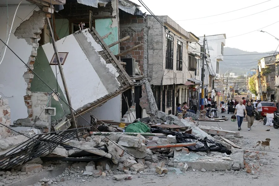 Búsqueda contrarreloj entre los escombros un día después del fuerte terremoto en Colombia