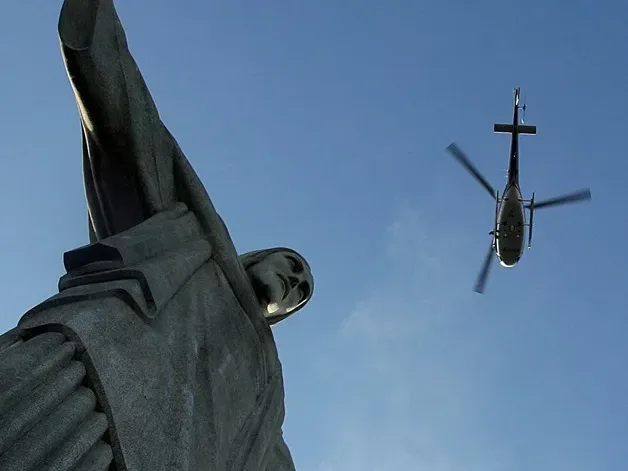 Suspenden los vuelos en helicóptero de cuatro empresas en Río de Janeiro después de tres accidentes