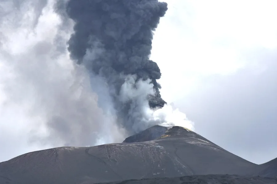 La nueva actividad eruptiva del volcán Etna provoca el cierre del aeropuerto de Catania