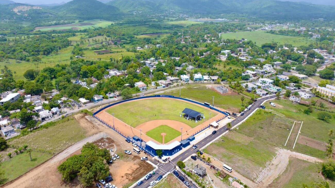 Presidente Luis Abinader inaugura campo de béisbol Nelson Mateo en Pizarrete, Peravia, tras 26 años de espera; impactará a unas 5,000 personas